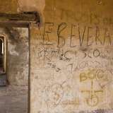Qui troviamo stanze buie ricoperte da scritte di ogni genere...